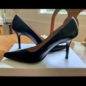 KENNETH COLE Classic Leather Black Pumps